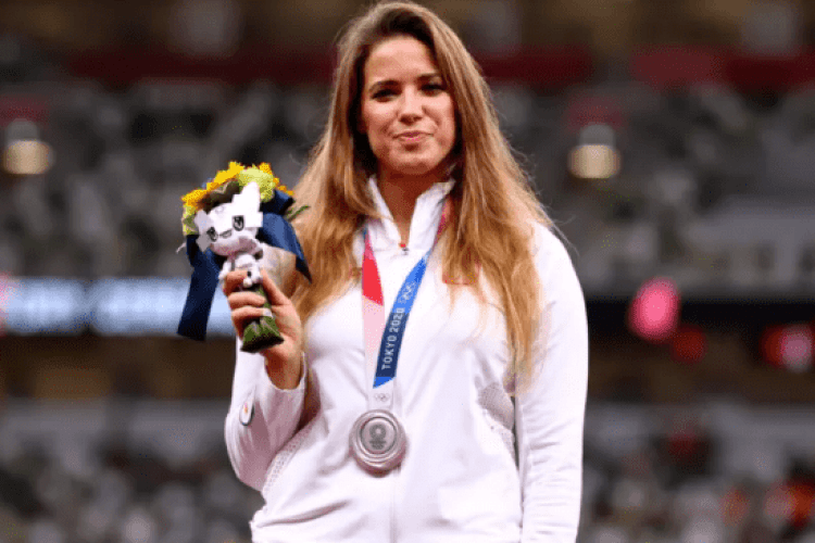 Олімпійська призерка Токіо продала медаль за три мільйони гривень