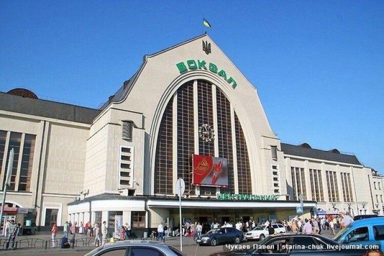 У Києві «замінували» усі мости через Дніпро, аеропорт та залізничний вокзал