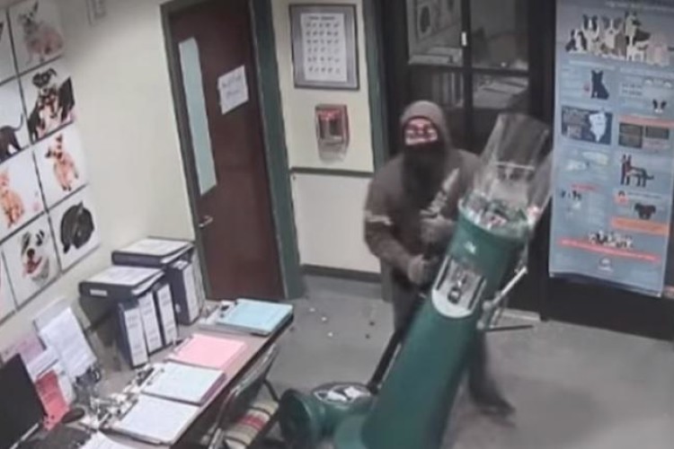 Горе-грабіжник насмішив Інтернет (Відео)