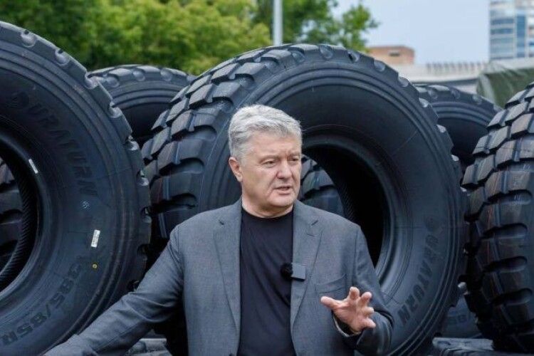 120 шин для бронемашин: Порошенко роздобув для військових ще одну партію супердефіцитної гуми