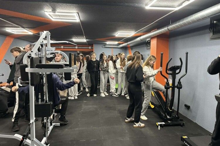 Польща допомогла облаштувати сучасний спортзал у підвалі волинського ліцею