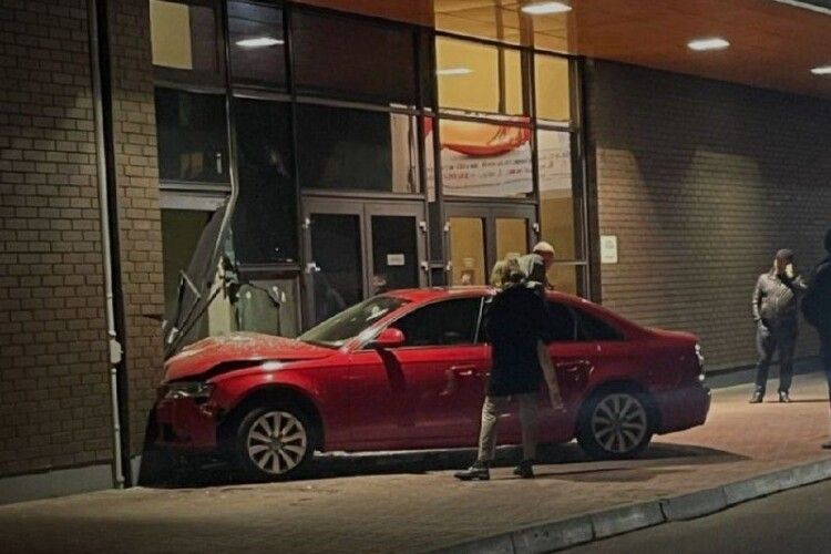 У Луцьку автівка влетіла у «Порт Сіту»