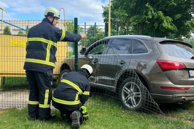 Був витік палива: в Луцьку авто врізалось в газорозподільчий пункт