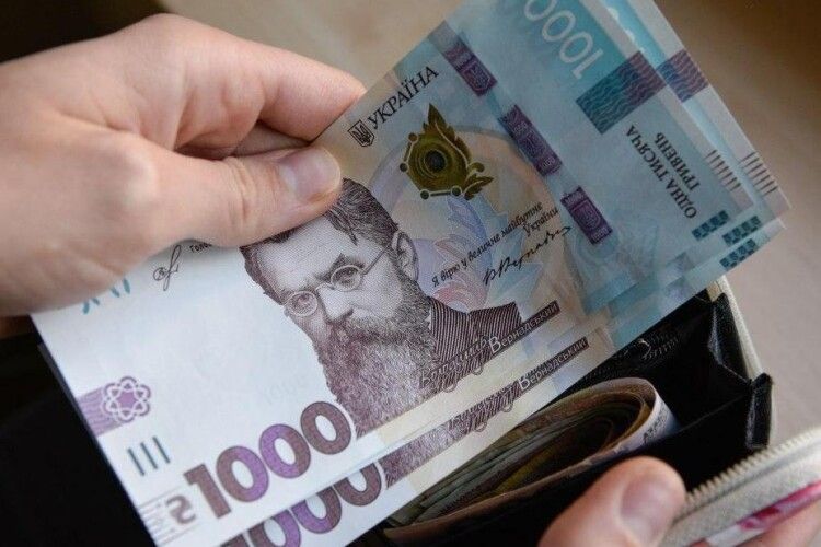 У Горохові чоловік тицяв 5 000 гривень поліцейському