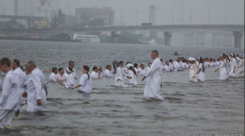 Хрещення можуть проходити лише дорослі люди, щоб рішення було свідомим.