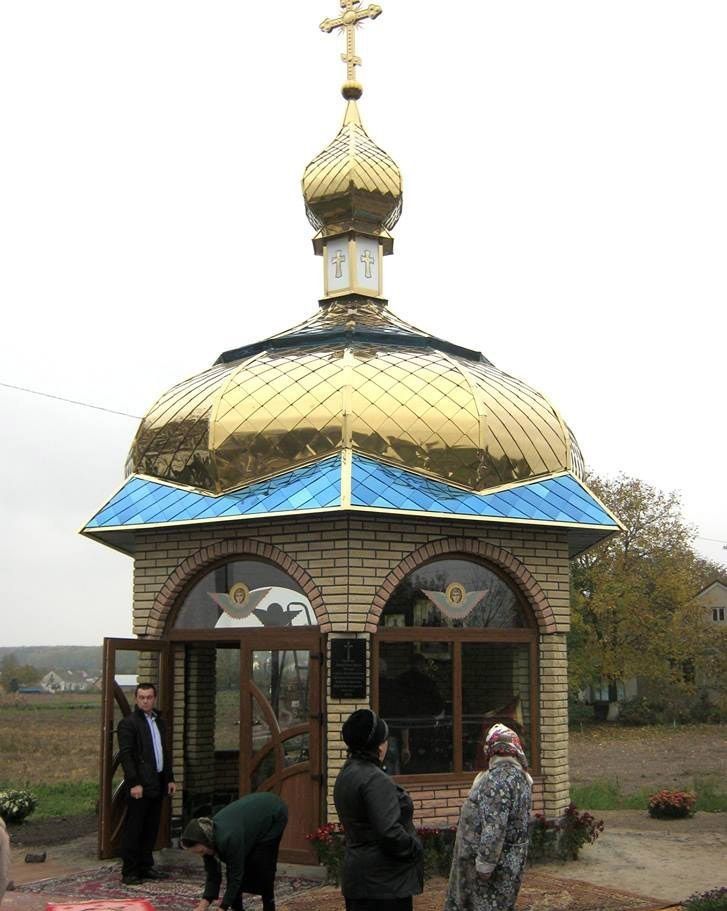У капличці на почесному місці викарбувана на граніті молитва за українське воїнство.