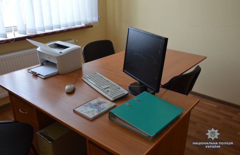 Під поліцейську станцію громада надала сучасні приміщення, які обладнано належною комп’ютерною технікою, доступом до мережі Інтернет.