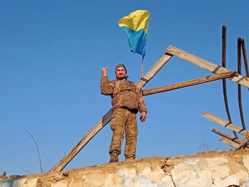 Мужній боєць Пасевич підняв національний прапор України у селі Кочубеївка на Миколаївщині.