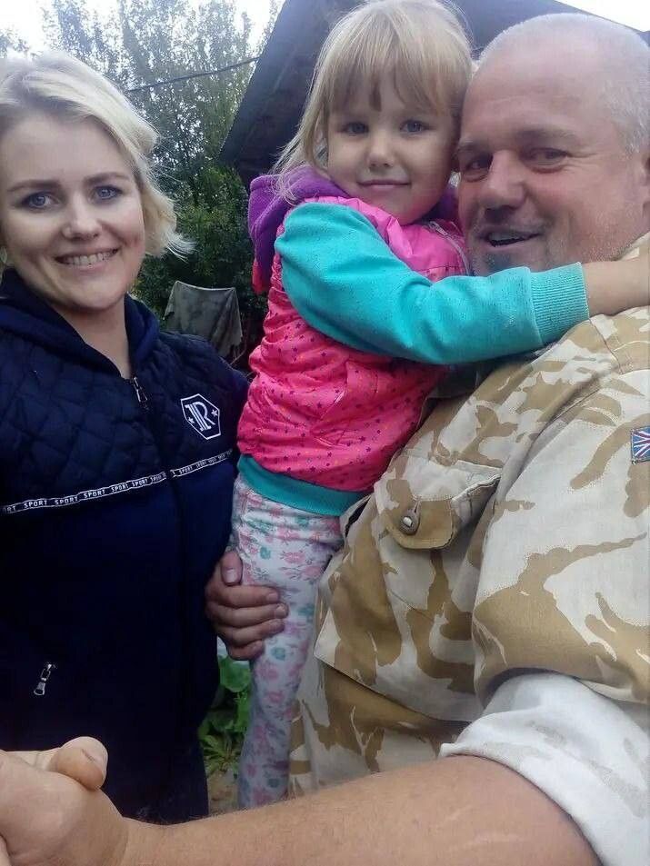 Наш герой разом із донькою Катериною і внучкою Софійкою.