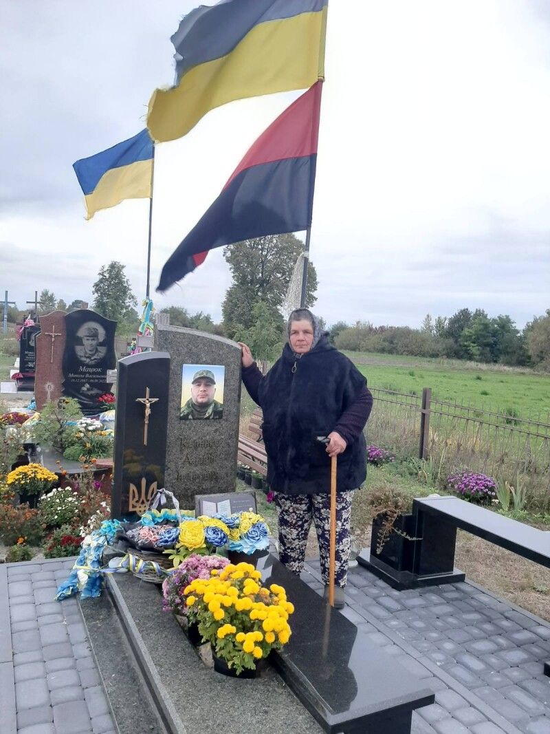 Світлана Павлівна – на могилі сина. Уже п’ять мешканців села Секунь віддали життя за Україну.