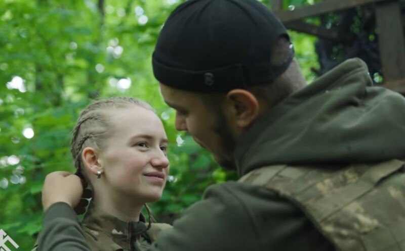 «Кохана, дай я тобі косичку поправлю!»