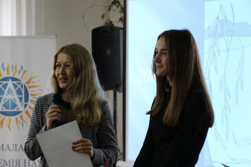 Поетеса й викладач Олена Пашук нагороджує юних поетів.