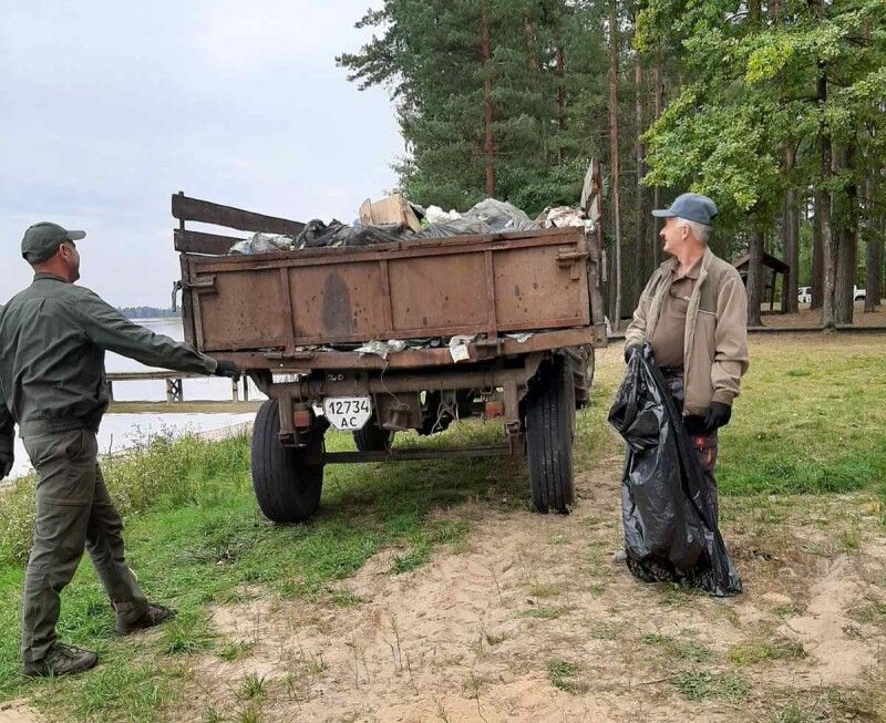 Учасники екологічної толоки назбирали повний причіп сміття.