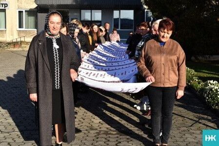 Мами, дружини загиблих створили «Рушник пам’яті», вишивши на ньому імена захисників-Героїв Любешівщини.