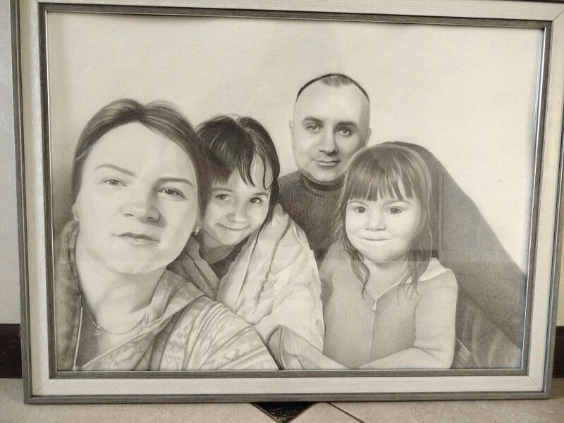 Картина, написана олівцем зі знімка, зробленого перед від’їздом чоловіка на Схід України: сьогодні – це вже, як згадка про дуже значне випробування в житті подружжя.