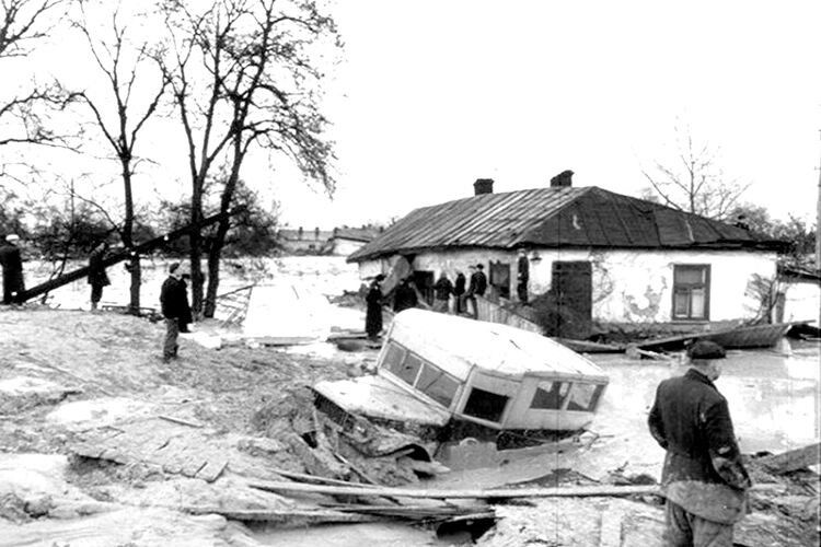 Селевими потоками знищено 68 житлових будинків і 13 адмінспоруд, знесено цвинтар, затоплено два заводи,  дві лікарні та пологовий будинок.