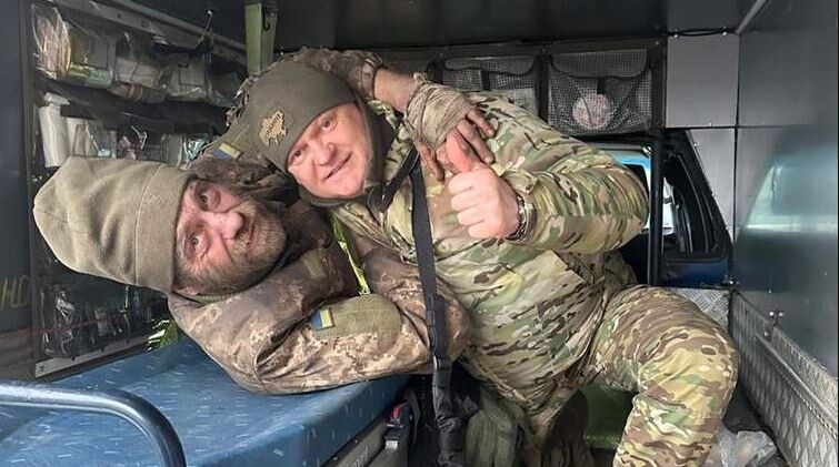 Український військовий Володимир Александров (ліворуч) та полковник ЗСУ Павло Федосенко (праворуч). Фото: Андрій ЦАПЛІЄНКО.