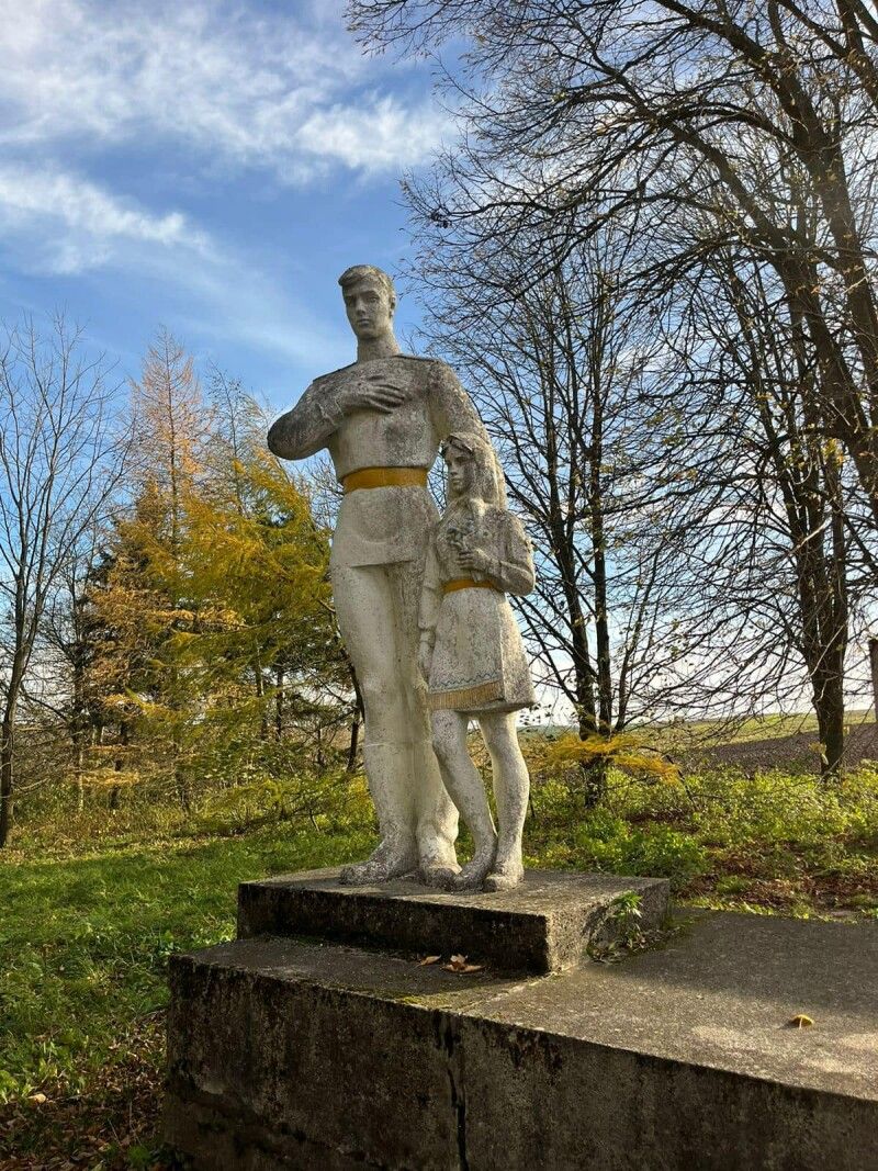 Пам'ятник наразі стоїть.