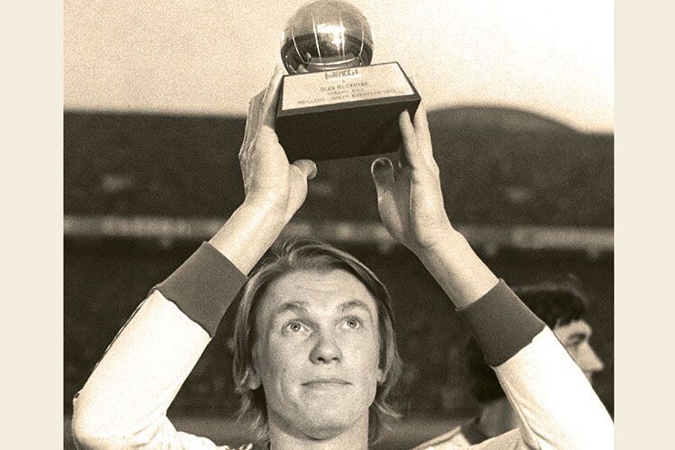 23-річний Олег Блохін піднімає над головою «Золотий м'яч» -  приз кращому футболісту Європи 1975 року.