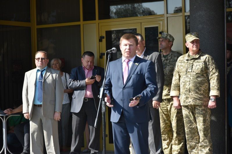 Колишній  командир  бригади (на передньому плані) і нині обіцяє допомогу в облаштуванні військового містечка в Луцьку.