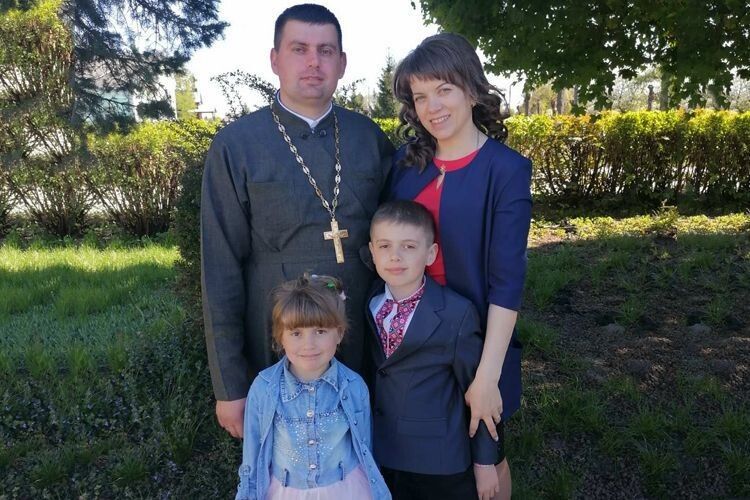 Отець Ігор з матусею Оксаною, як називає він кохану дружину, та донькою й сином.
