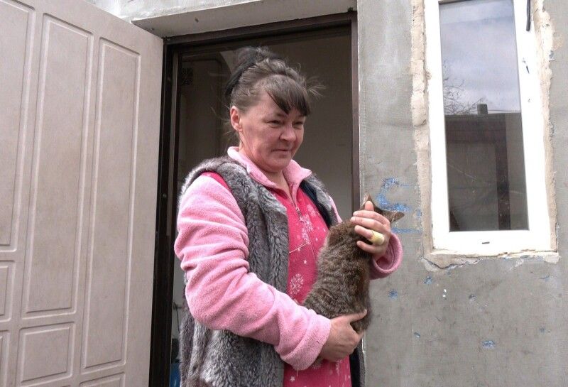 Тетяна Сорока з одни із чотирьох своїх котів. 