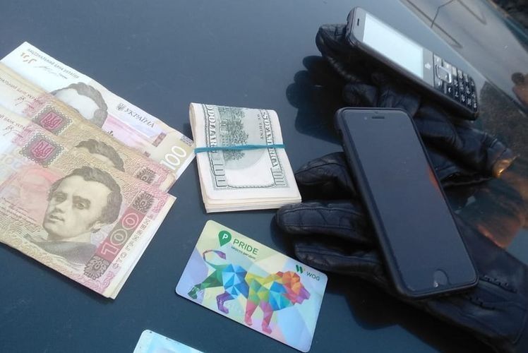 Такі ласі 2 тисячі доларів.