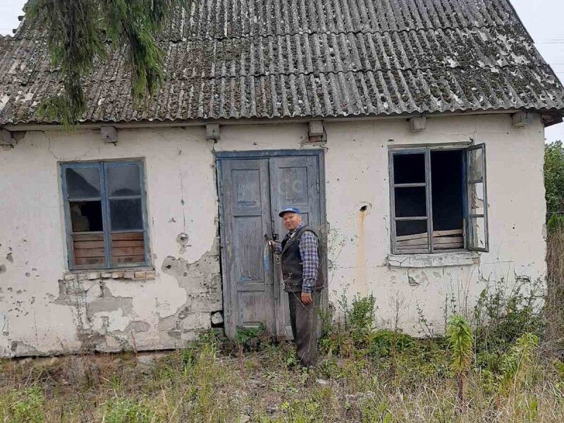 Федір Петрович – біля дверей маленького будиночка – колишньої контори, де він, бригадир, щодня наряди виписував.