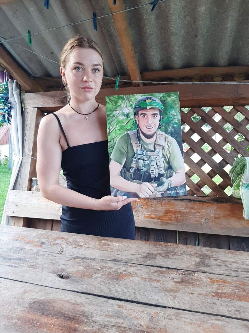Дружина загиблого Героя, Оксана, показала портрет-малюнок, зроблений із фотознімка чоловіка, – таким він був на війні – таким молодим залишиться назавжди.