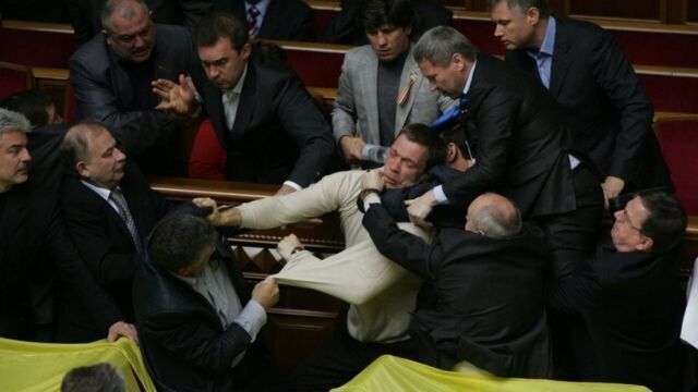 Депутат Володимир Карпук (крайній справа) у 2010 році бився за Крим у стінах Верховної Ради...