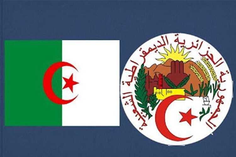На прапорі і гербі Алжиру багато символів ісламу.