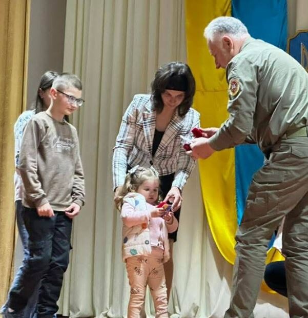 Лідер Всеукраїнської спілки воїнів «Бойове Братерство України» Павло Жебрівський, вручаючи відзнаки, наголосив, що вони, «оберіг, у якому живе любов».
