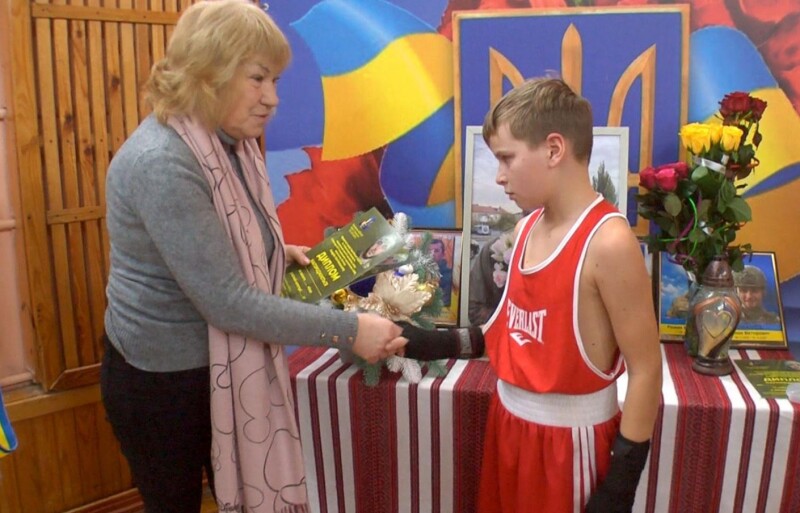 Іменні нагороди юним боксерам вручала мама Андрія Охотинського – Руслана Охотинська.