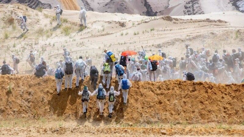 Одягнені в білий захисний одяг, протестувальники наблизились до шахти з різних боків, аби обійти поліцію.