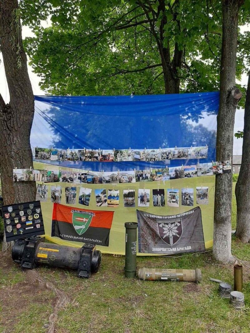 Під час недавнього благодійного ярмарку в Любешові була оформлена зона зі знімками воїнів-земляків, а також із світлинами, які відображають волонтерські будні.