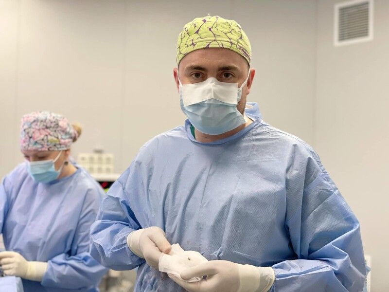 Нейрохірург Михайло Ловга демонструє смертоносний уламок, який його команді вдалося дістати з головного мозку хлопчика.