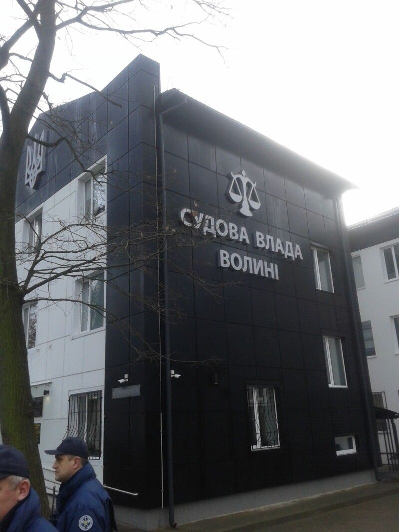 Приміщення має 4 зали судових засідань, кімнати свідків, адвокатів, захисників, прокурорів.