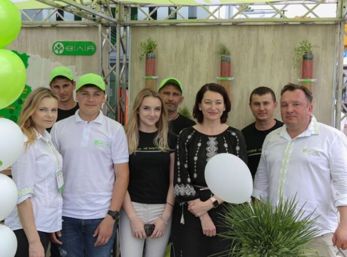 «Довіра перевіряється часом, і вже 25 років «ВІЛІЯ» утверджує свою надійність», – передає свої вітання лідеру «ВІЛІЇ» Євгену Дудці і Ко народний депутат України Ірина Констанкевич. Фото: business.rayon.in.ua.