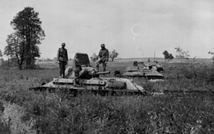 Танки Т-34, які загрузли в болоті.