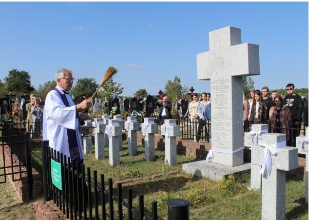 Могили польських воїнів на сільському кладовищі  в Мельниках Ковельського району. 