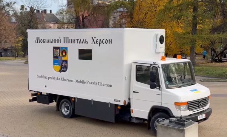 На автомобілі зображений портрет її доньки Савіти Ваґнер, яка долучилася до ЗСУ і загинула під час евакуації поранених колумбійських добровольців.