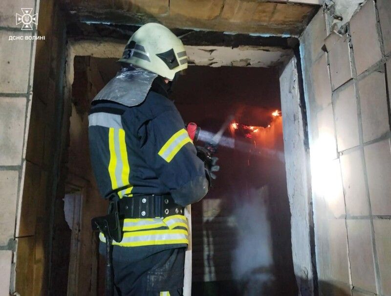 Працівники ДСНС ліквідовують загорання у Рожищі.