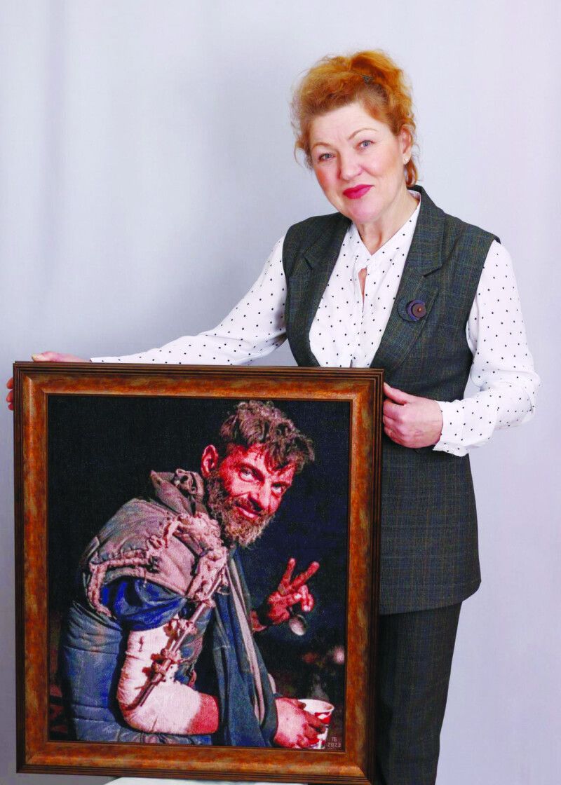 На перший погляд здається, що пані Тетяна тримає в руках велике фото Михайла Діанова.