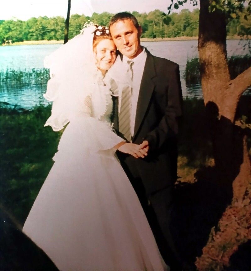 Нареченій було двадцять років, нареченому – двадцять три:  вони ще не знали, що попереду в них тільки два десятки літ спільного життєвого шляху.