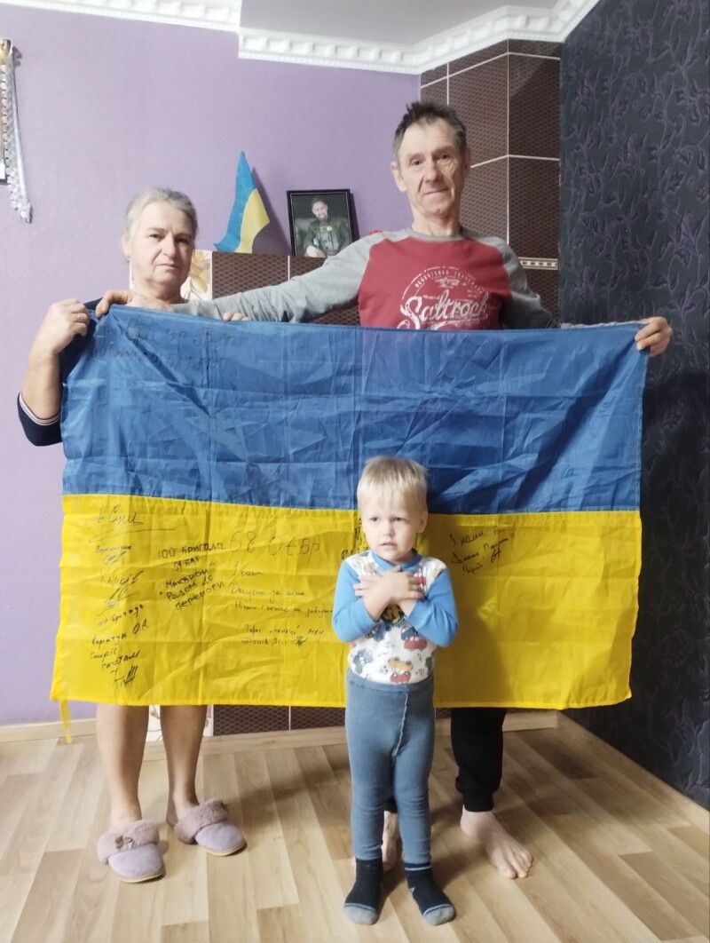 Ось він, прапор, привезений батьком  Ігоря з передової, – дідусь розкаже внукові Кирилку, яким був його тато.