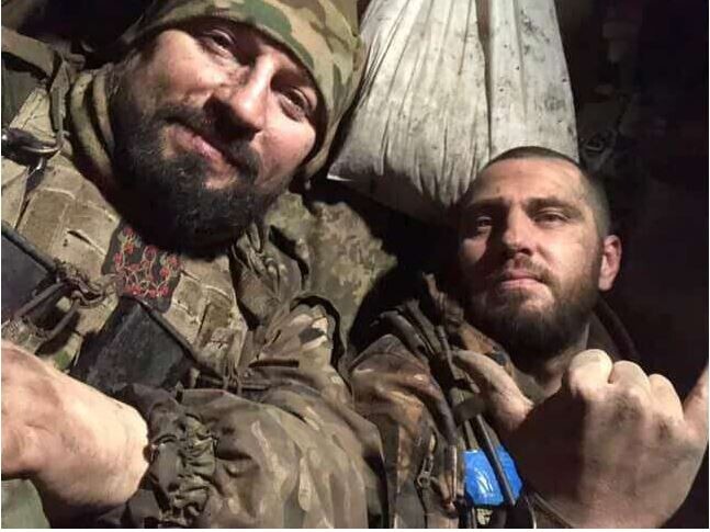 Віктор Примак (праворуч) виконував бойові завдання в найгарячіших точках – і не раз витягував поранених товаришів з таких місць, куди ніхто не наважувався вже йти…