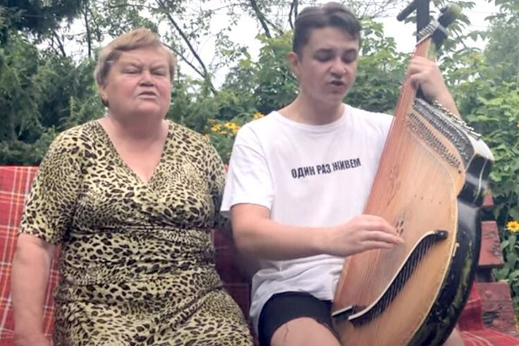 Ніна Калениківна відкрила внуку безмірну глибину народної пісні.