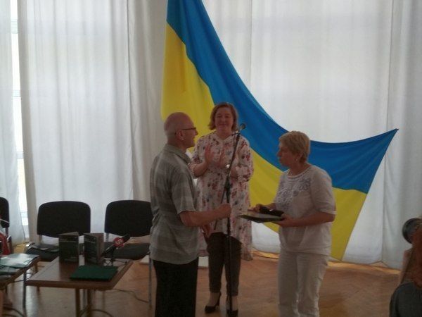  Син останнього Головного командира УПА Василя Кука Юрій передає Золотий хрест бойової заслуги свого батька до музею.