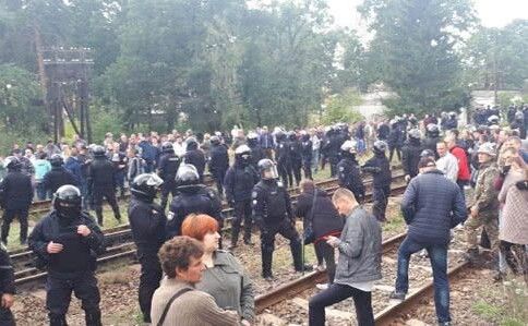 На Львівщині поліція жорстоко розігнала активістів, які блокували  російське вугілля.