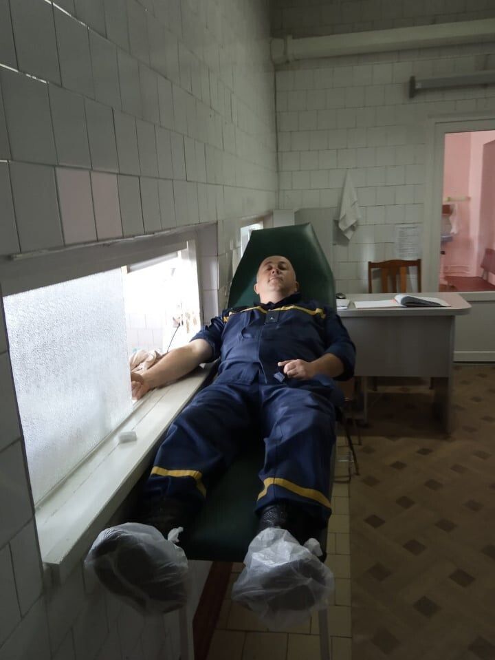 Допомагають поповнити запаси крові та її компонентів для місцевих лікарень і рятувальники ДСНС. Фото vl.dsns.gov.ua.